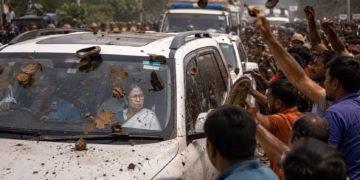 ममता बनर्जी की कार पर पत्थर से हमला, बोलीं- 'मेरा सिर फट जाता', लगाए गंभीर आरोप 49 ममता बनर्जी की कार पर पत्थर से हमला, बोलीं- ‘मेरा सिर फट जाता’, लगाए गंभीर आरोप