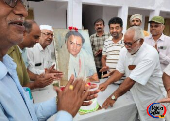 चुरहट में धूमधाम से मनाई गई पूर्व प्रधानमंत्री राजीव गांधी की जयंती, कांग्रेस कार्यकर्ताओं ने काटा केक