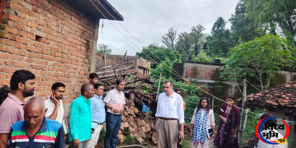 अतिवृष्टि प्रभावित ग्रामों में पहुंचे कलेक्टर, नुकसान का लिया जायजा ,नियमानुसार राहत प्रकरण तैयार कर प्रभावितों को लाभ दिलाने के दिए निर्देश 44 FB IMG 1787673743335