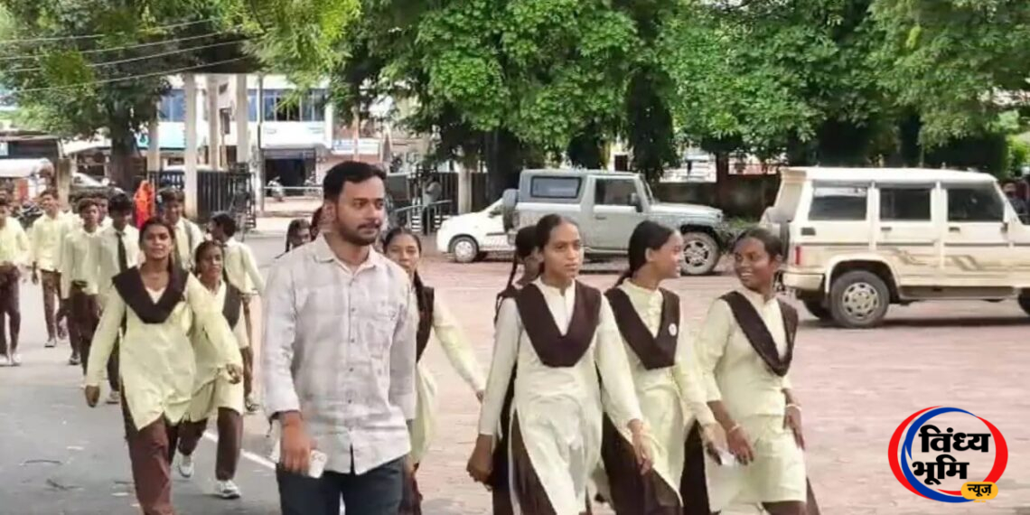 जर्जर स्कूल की छत से टपक रहा पानी, जलभराव से परेशान छात्र 8 किमी पैदल पहुंचे कलेक्ट्रेट. 44 IMG 20260821 WA0023
