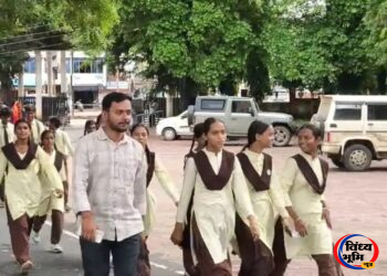 जर्जर स्कूल की छत से टपक रहा पानी, जलभराव से परेशान छात्र 8 किमी पैदल पहुंचे कलेक्ट्रेट. 50 जर्जर स्कूल की छत से टपक रहा पानी, जलभराव से परेशान छात्र 8 किमी पैदल पहुंचे कलेक्ट्रेट.