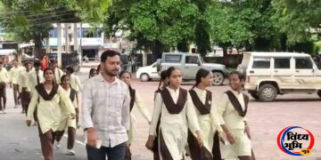 जर्जर स्कूल की छत से टपक रहा पानी, जलभराव से परेशान छात्र 8 किमी पैदल पहुंचे कलेक्ट्रेट. 48 जर्जर स्कूल की छत से टपक रहा पानी, जलभराव से परेशान छात्र 8 किमी पैदल पहुंचे कलेक्ट्रेट.