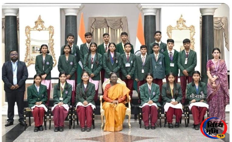 सीधी की बेटी ने राष्ट्रपति भवन में बढ़ाया विंध्य का मान, द्रौपदी मुर्मू को बांधी राखी , EMRS टंसर की छात्रा मीनााक्षी सिंह को राष्ट्रपति से मुलाकात का मिला गौरवपूर्ण अवसर 45 IMG 20260829 WA0014