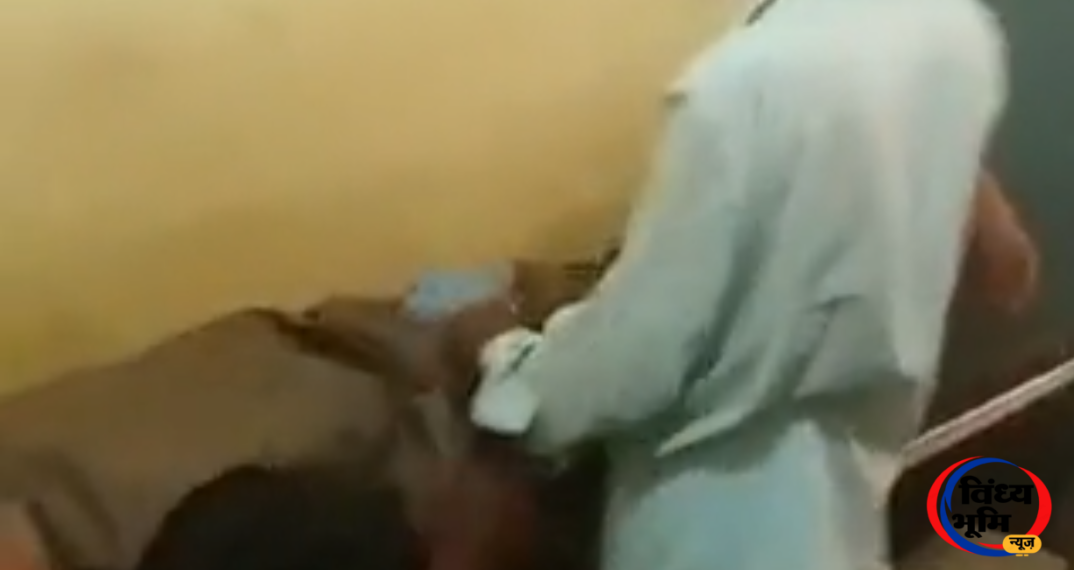 सिंगरौली के निवास CHC में मरीजों को इंजेक्शन लगाता दिखा स्वीपर, वायरल वीडियो से स्वास्थ्य व्यवस्था पर उठे सवाल 44 Screenshot 20260824 160600 Dainik Bhaskar