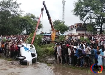 राजगढ़ जिले के सारंगपुर में बारिश में ईको कार उफनते नाले में  बही  , जिसमें सवार 11 लोगों में से 9 की मौत, 2 को बचाया गया