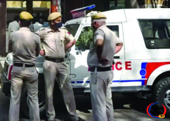 गुरुग्राम में महिला बाइकर का कार सवारों ने किया पीछा, मोटरसाइकिल में मारी टक्कर; कैमरे में कैद हुई घटना
