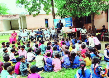 सीधी : ग्रामीणों और विद्यार्थियों को बताए सावधानी बरतने के उपाय, बैंकिंग सेवाओं की भी दी जानकारी 51 सीधी : ग्रामीणों और विद्यार्थियों को बताए सावधानी बरतने के उपाय, बैंकिंग सेवाओं की भी दी जानकारी