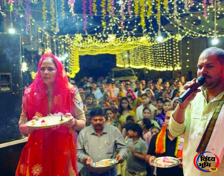 सोनांचल के राजा गणेश के जयकारों से गूंजा चुरहट नगर, नगर निरीक्षक रीता त्रिपाठी ने उतारी गजानन की आरती 46 चुरहट में गणेश आरती के बाद साइबर अपराध से बचाव को लेकर जागरूक करतीं नगर निरीक्षक रीता त्रिपाठी