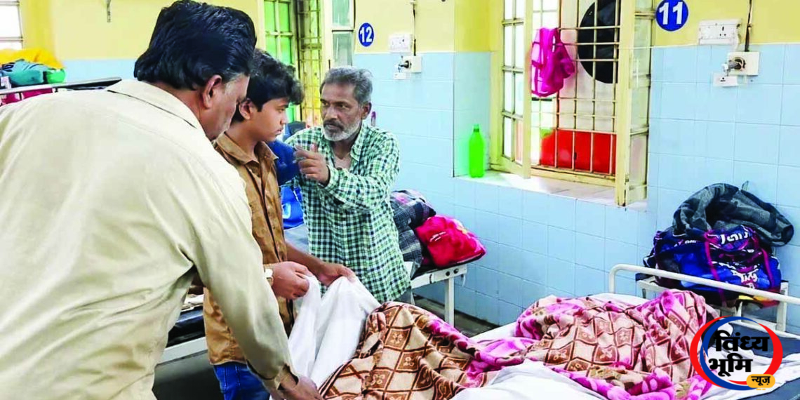 जबलपुर : पत्नी की मौत के बाद बेबस था मजदूर, अंतिम संस्कार के लिए भी नहीं थे पैसे; नर्स ने दिखाई इंसानियत 45 जबलपुर में पत्नी के अंतिम संस्कार के लिए मदद करती नर्स और सामाजिक कार्यकर्ता