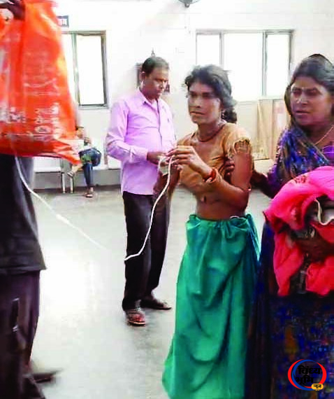 जिला अस्पताल सीधी में ड्रिप लगी महिला को परिजन सहारा देकर ले जाते हुए