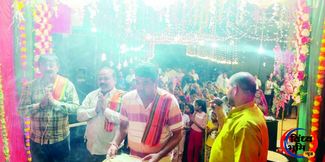 गणपति उत्सव में उमड़ी श्रद्धालुओं की भीड़, भक्ति में सराबोर हुआ नगर 45 चुरहट में गणपति उत्सव के दौरान आरती में उमड़ी श्रद्धालुओं की भीड़