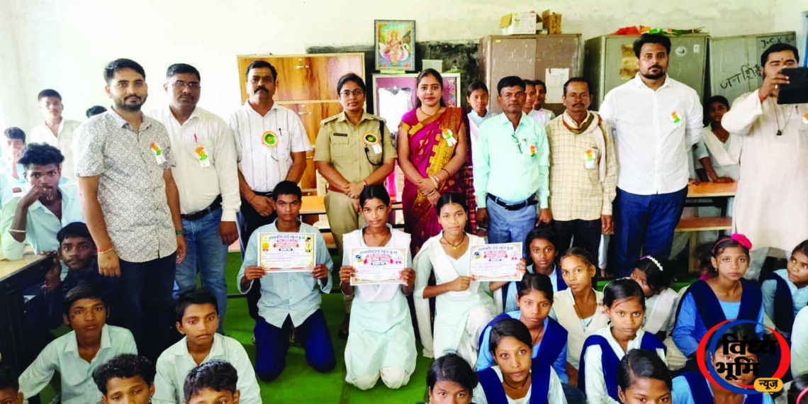 स्कूल में कानून की पाठशाला, पुलिस ने बच्चों को बताए सुरक्षा के अधिकार 45 सिंगरौली के स्कूल में पुलिस का छात्र जागरूकता कार्यक्रम