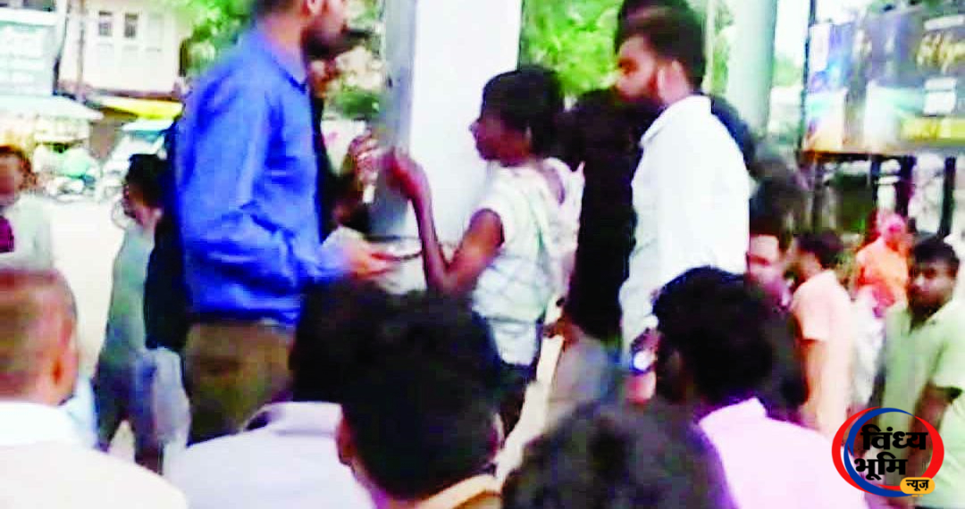 पेट्रोल पंप परिसर की घटना से मचा हड़कंप, पुलिस बोली- शिकायत मिलने पर होगी कार्रवाई 45 पेट्रोल पंप परिसर में नाबालिग को खंभे से बांधने का मामला
