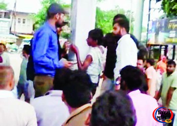 पेट्रोल पंप परिसर की घटना से मचा हड़कंप, पुलिस बोली- शिकायत मिलने पर होगी कार्रवाई 49 सीधी : पेट्रोल पंप परिसर की घटना से मचा हड़कंप, पुलिस बोली- शिकायत मिलने पर होगी कार्रवाई