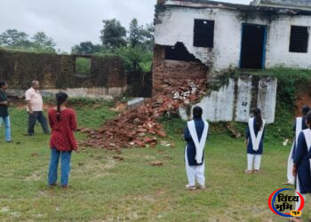 जर्जर विद्यालय भवन की दीवार गिरी, बाल-बाल बचीं छात्राएं और शिक्षक  बारिश के दौरान कक्षा लगने के समय हुआ हादसा, लंबे समय से नए भवन की मांग