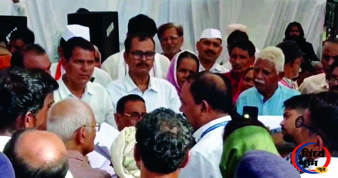भ्रष्टाचार, कथित भाई-भतीजावाद, पेंशन और विकास कार्यों में भेदभाव समेत कई मुद्दों पर उठाए सवाल; 15 दिन में कार्रवाई का आश्वासन 45 रामपुर नैकिन में विकास कार्यों को लेकर कांग्रेस का प्रदर्शन