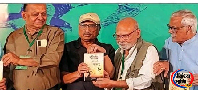 Book Launch: वरिष्ठ लेखक सोमेश्वर सिंह के कविता संग्रह ‘चलो कहीं और चलें’ का इंदौर में हुआ लोकार्पण 45 FB IMG 1793114852951 1793114974294
