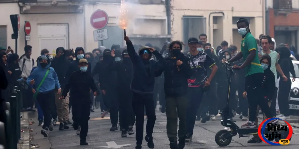 France Protest: महंगाई और बदहाल शिक्षा व्यवस्था के खिलाफ फ्रांस में जन-आक्रोश, 8 लाख लोगों के प्रदर्शन का दावा; कई शहरों में हिंसा और आगजनी 45 French students Protest 2 1792247595597