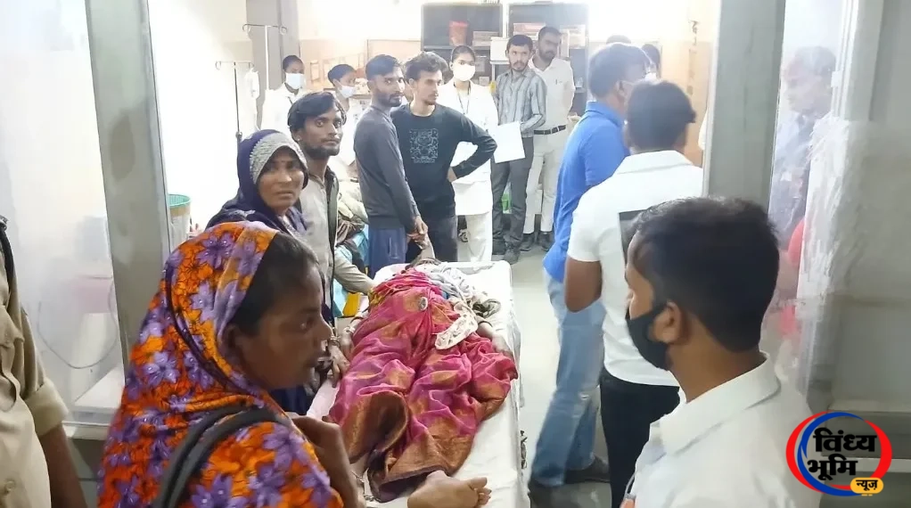 Katni News,कटनी में बस पलटने से 16 वर्षीय छात्रा की मौत, 24 से अधिक घायल; आक्रोशित ग्रामीणों ने किया चक्काजाम 44 घायलों को अस्पताल ले जाते हुए परिजन