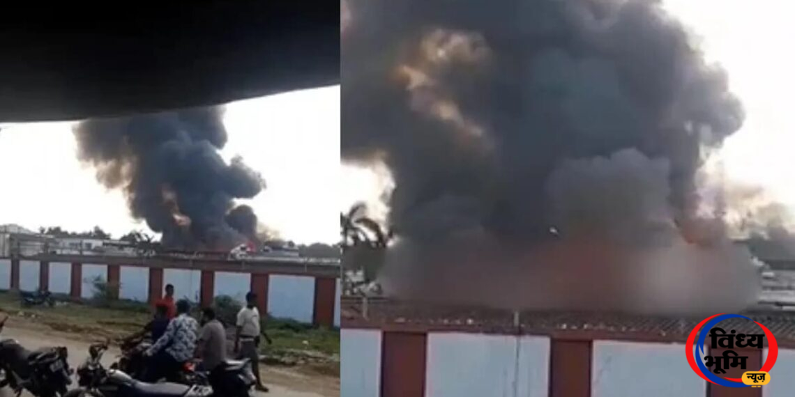 Jabalpur Biscuit Factory Fire: जबलपुर की पारले बिस्किट फैक्ट्री में आग से मचा हड़कंप, धुएं के गुबार से दहशत; 8 दमकल वाहन मौके पर पहुंचे 45 IMG 20261020 WA0008