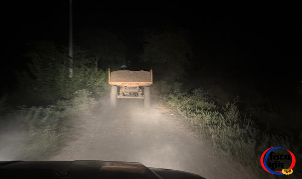 Illegal Sand Mining: रामपुर नैकिन में अवैध रेत उत्खनन पर किसकी शह? पथरई घाट से रात में रेत निकालने का आरोप, वीडियो साक्ष्य के बावजूद पुलिस कार्रवाई पर सवाल 47 IMG 20261021 WA0014