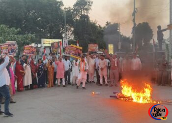 Vote Theft Protest: वोट चोरी के विरोध में कांग्रेस का हल्लाबोल, मुख्य चुनाव आयुक्त का पुतला फूंका
