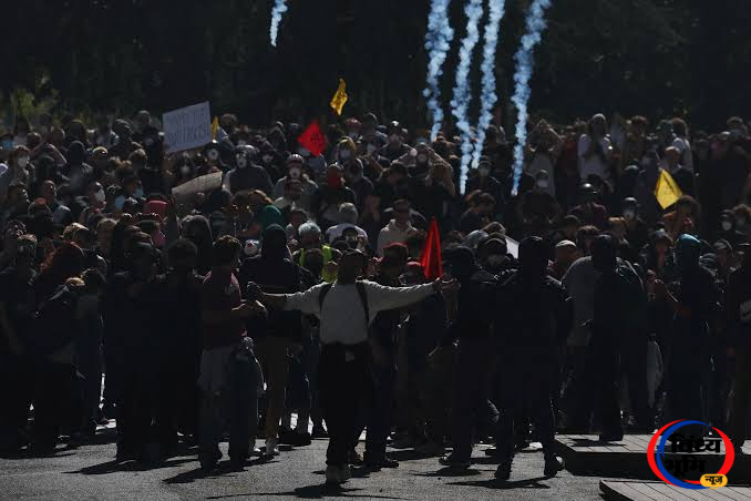 France Protest: महंगाई और बदहाल शिक्षा व्यवस्था के खिलाफ फ्रांस में जन-आक्रोश, 8 लाख लोगों के प्रदर्शन का दावा; कई शहरों में हिंसा और आगजनी 49 images 71
