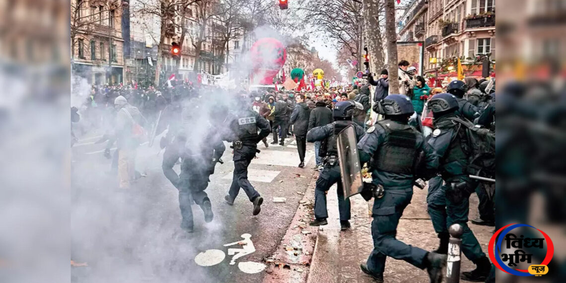 France Protest: महंगाई और बदहाल शिक्षा व्यवस्था के खिलाफ फ्रांस में जन-आक्रोश, 8 लाख लोगों के प्रदर्शन का दावा; कई शहरों में हिंसा और आगजनी 48 paris